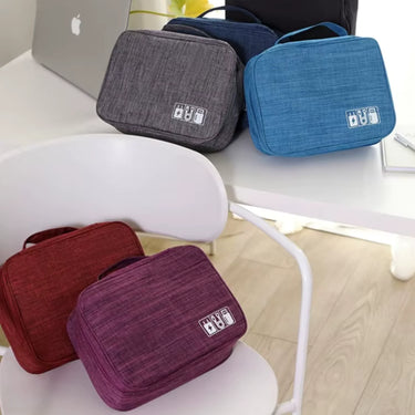 Ensemble de pochettes organisateurs compactes pour voyage, disponibles en plusieurs couleurs, posées sur une chaise et un bureau, idéales pour ranger cùbles et accessoires.